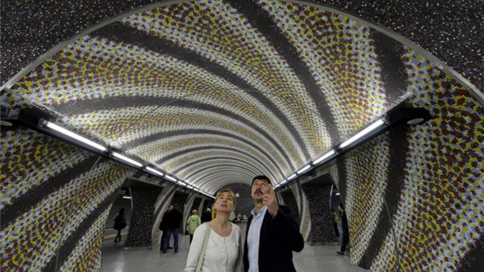 Áder János köztársasági elnök és felesége, Herczegh Anita a 4-es metró Gellért téri állomásán 2014. április 11-én. Az elnöki pár