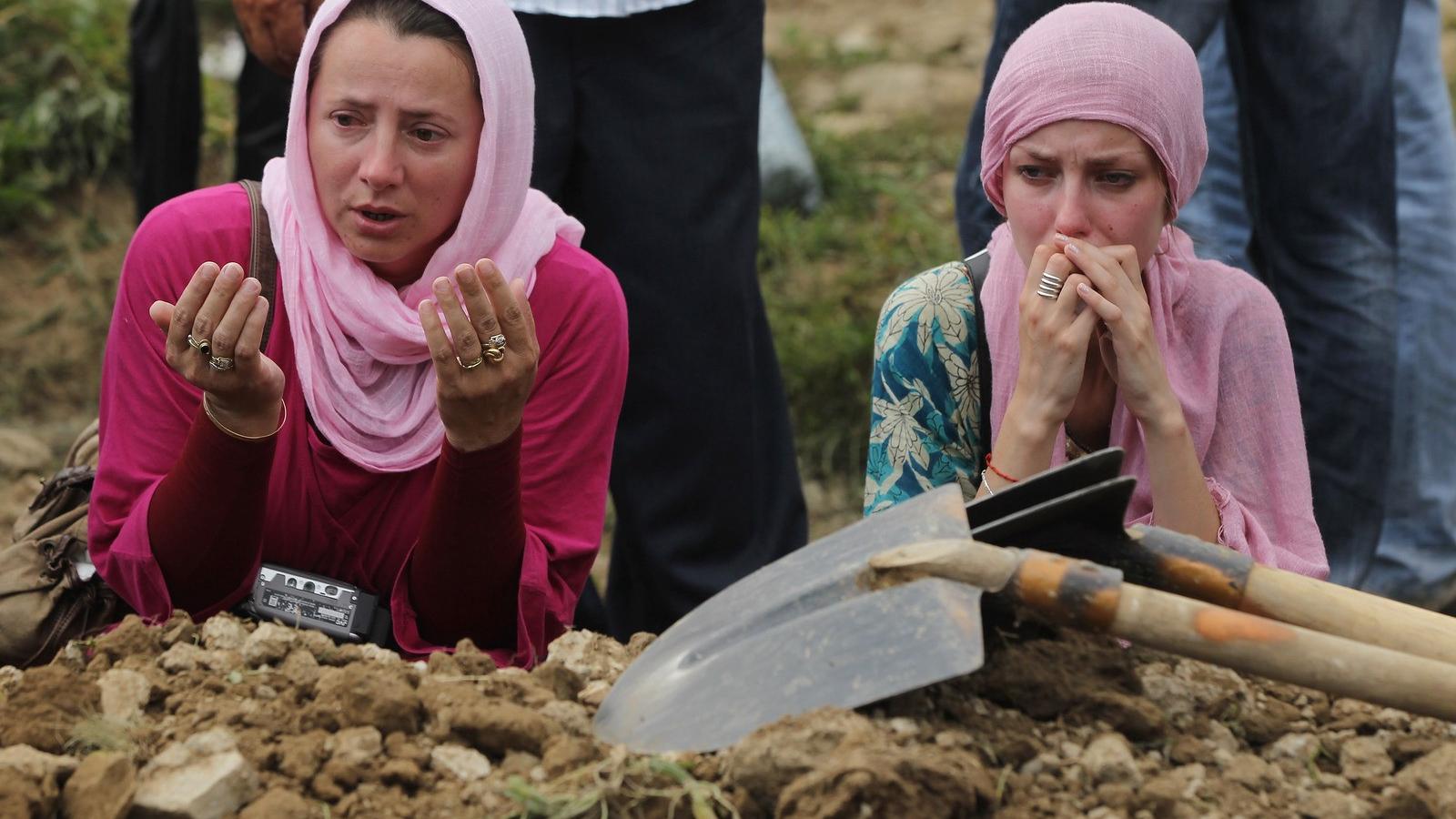 Muszlim asszonyok imádkoznak az egyik feltárt srebrenicai tömegsírnál. Fotó: Sean Gallup/Getty Images