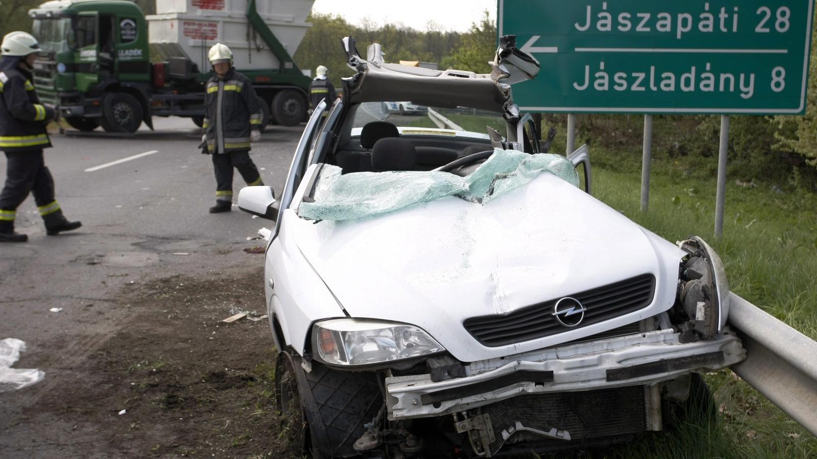 Baleset helyszíne Szászberek közelében,  a 32-es főúton, ahol összeütközött egy konténert szállító teherautó és egy személygépko