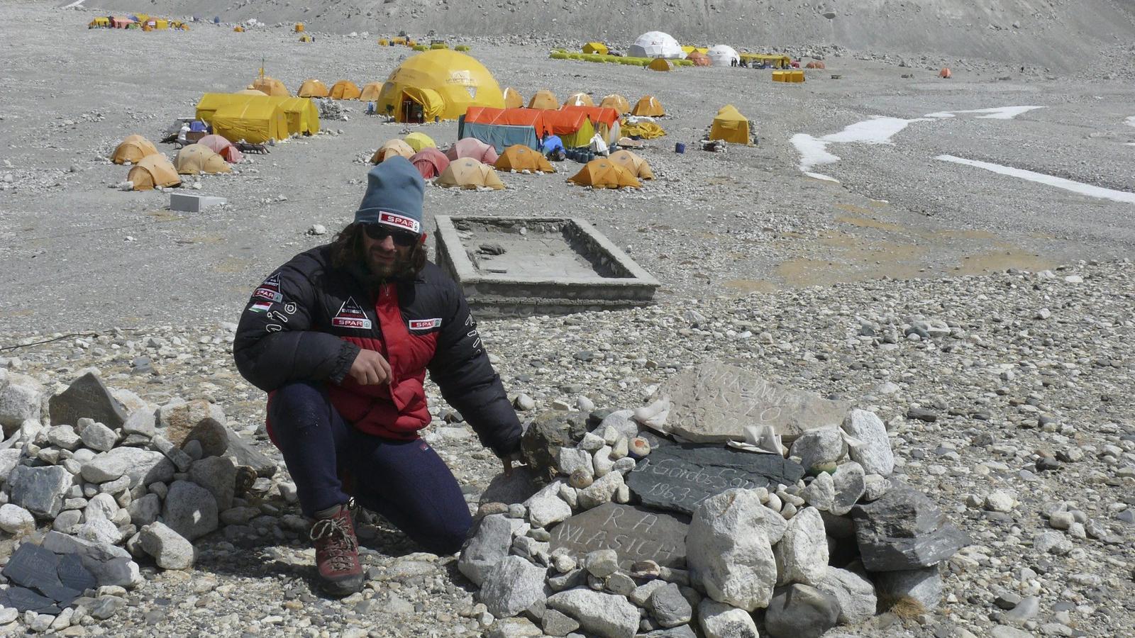 Mount Everest alaptábor, 2014. április 16. Egykori társaira, Várkonyi Lászlóra és Gárdos Sándorra emlékezik Klein Dávid hegymász