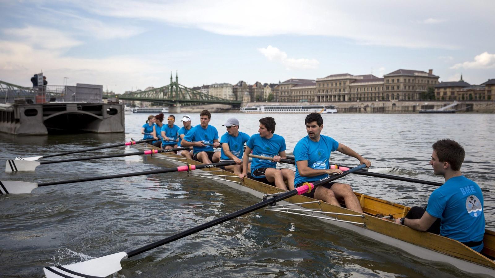 Készülnek a Dunai Regatta egyetemi evezősversenyre a budapesti Műegyetem rakparton 2014. május 1-jén. Fotó: Mohai Balázs/MTI