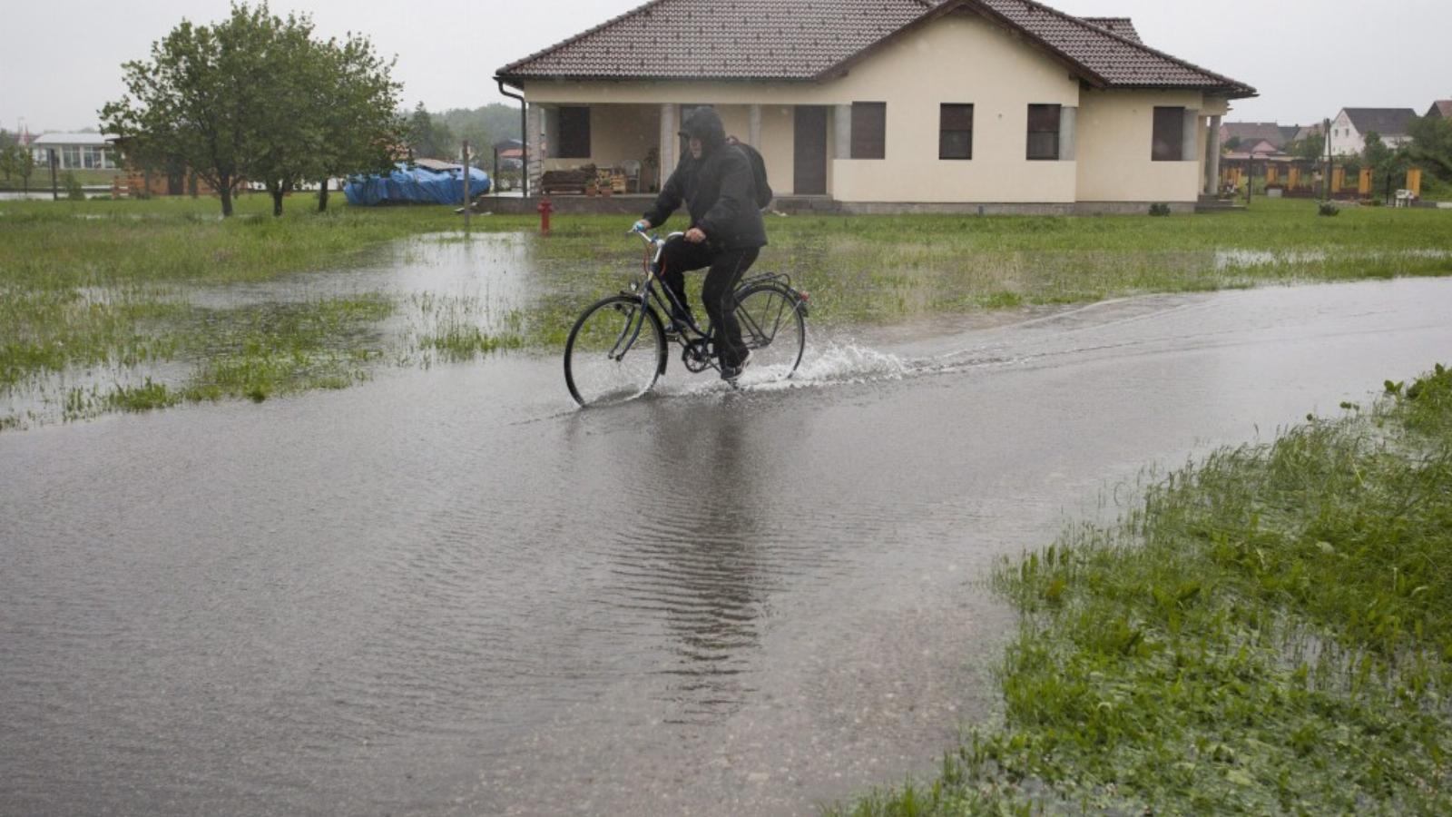 Még vasárnap is szivattyúzták a vizet Barcson, miután a hirtelen lezúduló, nagy mennyiségű eső utcákat, pincéket, udvarokat öntö