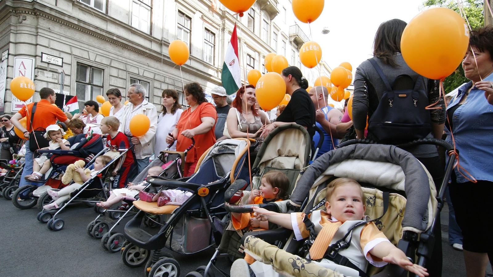 A Fidesz „babakocsis” tüntetése 2009 májusában – kormányon már kevésbé voltak fontosak a gyermekesek. Fotó: Bielik István/Népsza