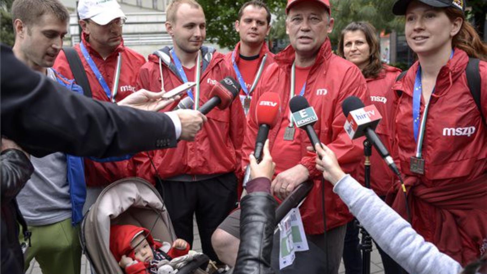 Szanyi Tibor, a magyar Szocialista Párt európai parlamenti listájának vezetője (j3), valamint Kolozs András (b2), Gúr Roland (b3