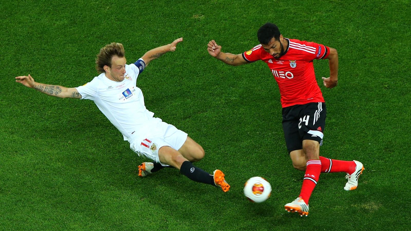 A támadó (Rakitic) szerelné a védőt (Garay). Ím, nagy volt a küzdelem fotó: Ian Walton/Europress/Getty Images.