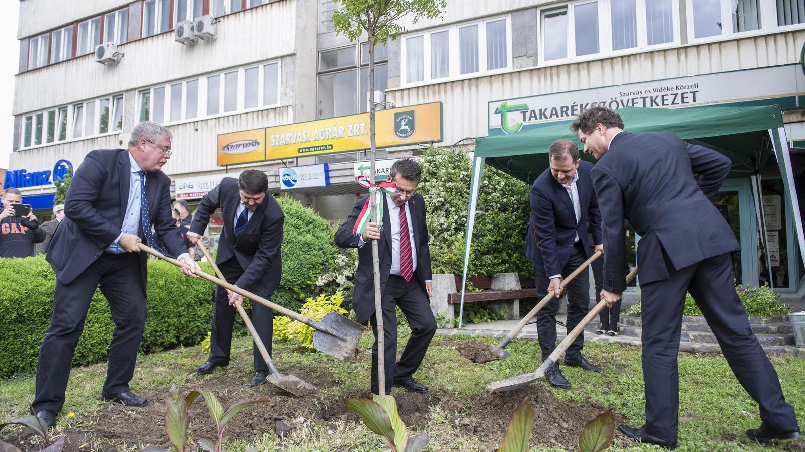 A Hungarikum Bizottság ülése Szarvason. Fazekas Sándor vidékfejlesztési miniszter, Farkas Zoltán, a Békés Megyei Közgyűlés elnök