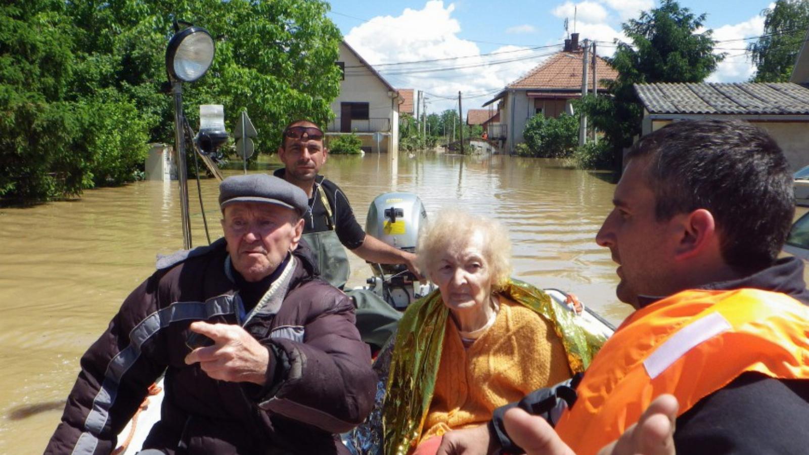 A Hunor mentőszervezet tagjai a szerbiai Obrenovac térségében FOTÓ: MTI/HUNOR MENTŐSZERVEZET