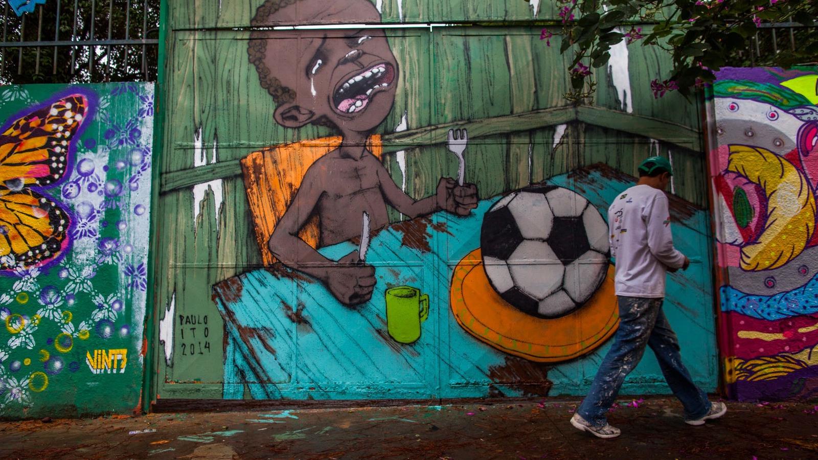 A Sao Paulo-i graffiti alkotói egy iskola falára festett képpel tiltakoznak a labdarúgó világbajnokság megrendezése ellen. Fotó: