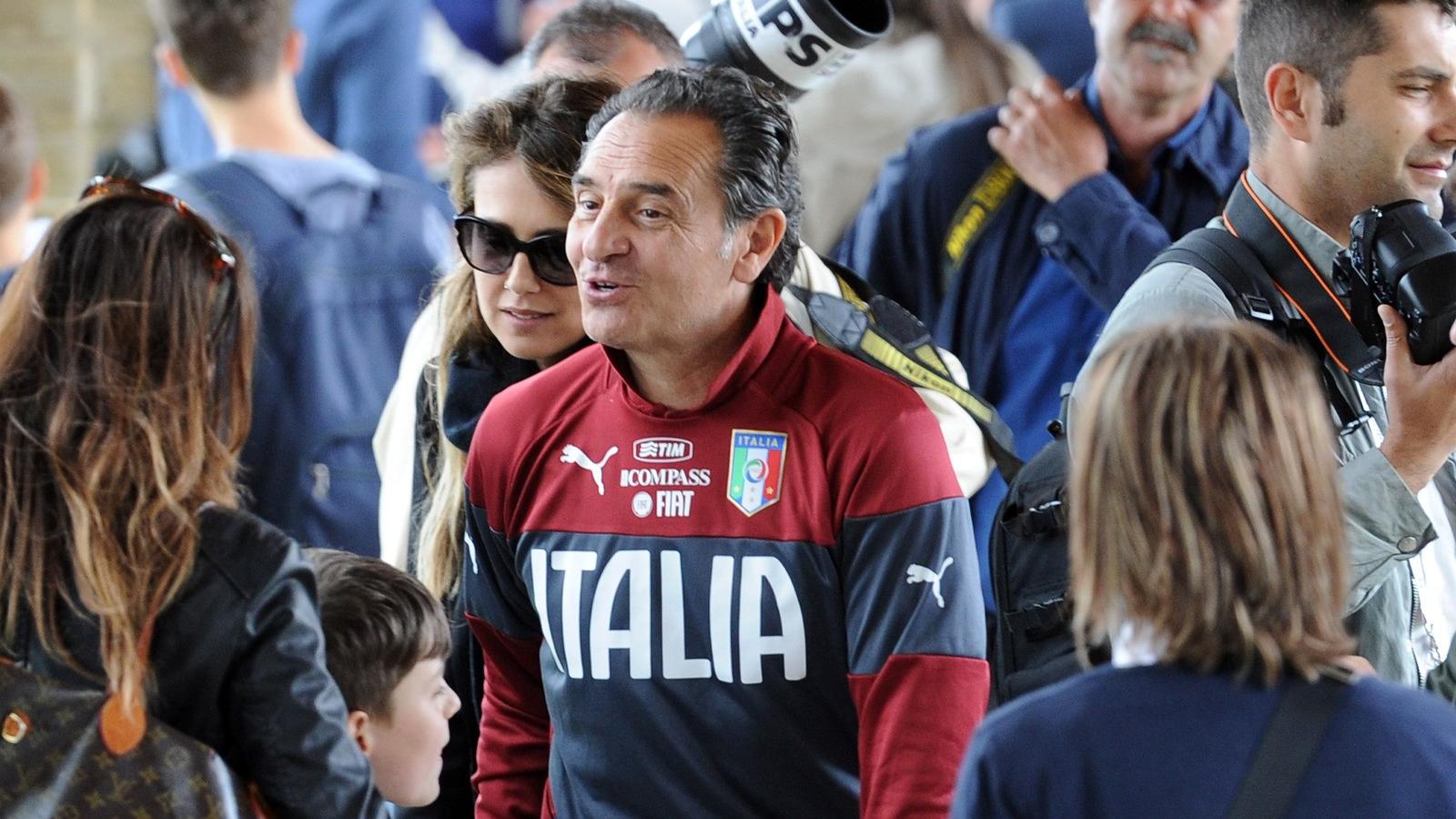 Prandelli a covercianói edzőtáborban, szurkolók között  - Fotó: Gettyimages