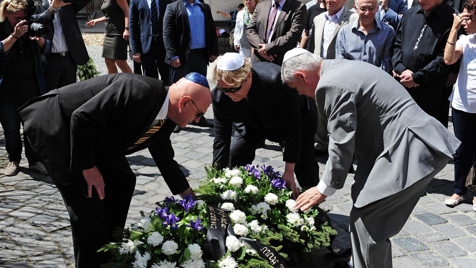 Koszorúzott a Tel-avivi Cameri Színház társulata FOTÓ: VAJDA JÓZSEF