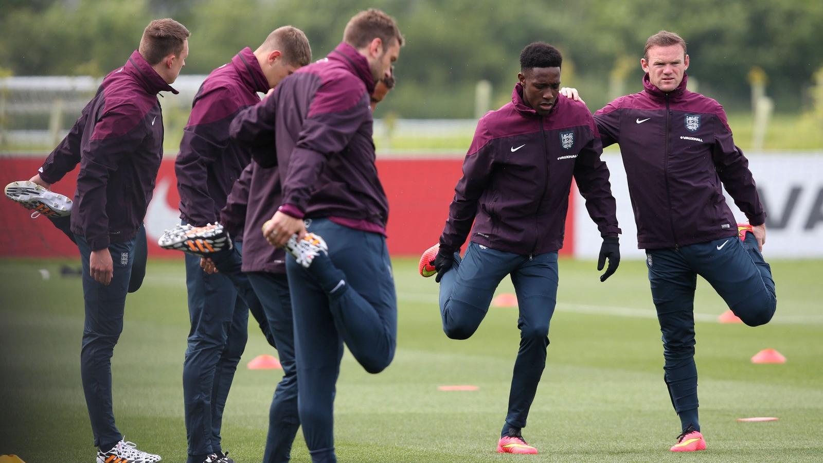 Danny Welbeck és Wayne Rooney állig begombolkozva melegít az angol válogatott edzésén. Fotó: Jan Kruger/Getty Images