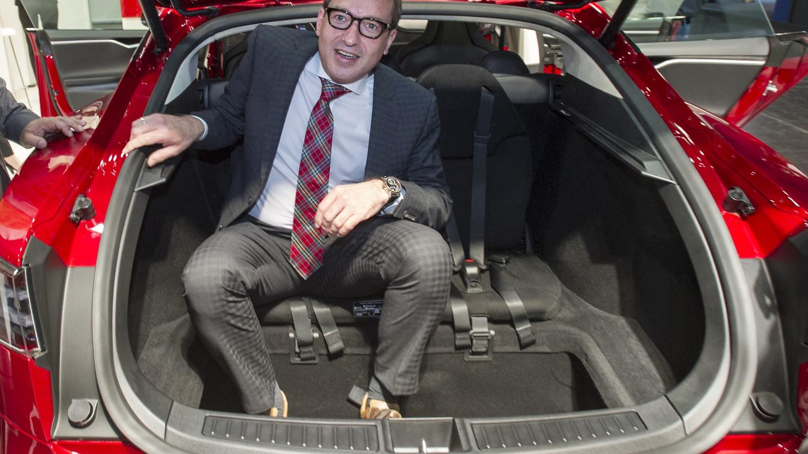 Alexander Dobrindt német közlekedési miniszter ül egy Tesla autóban a májusi lipcsei autóshow-n.  Fotó: Getty Images