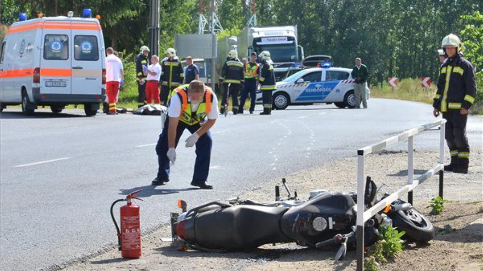 Baleset helyszíne Nyírturán 2014. június 16-án, ahol egy motoros személygépkocsival ütközött össze. A motoros a helyszínen megha