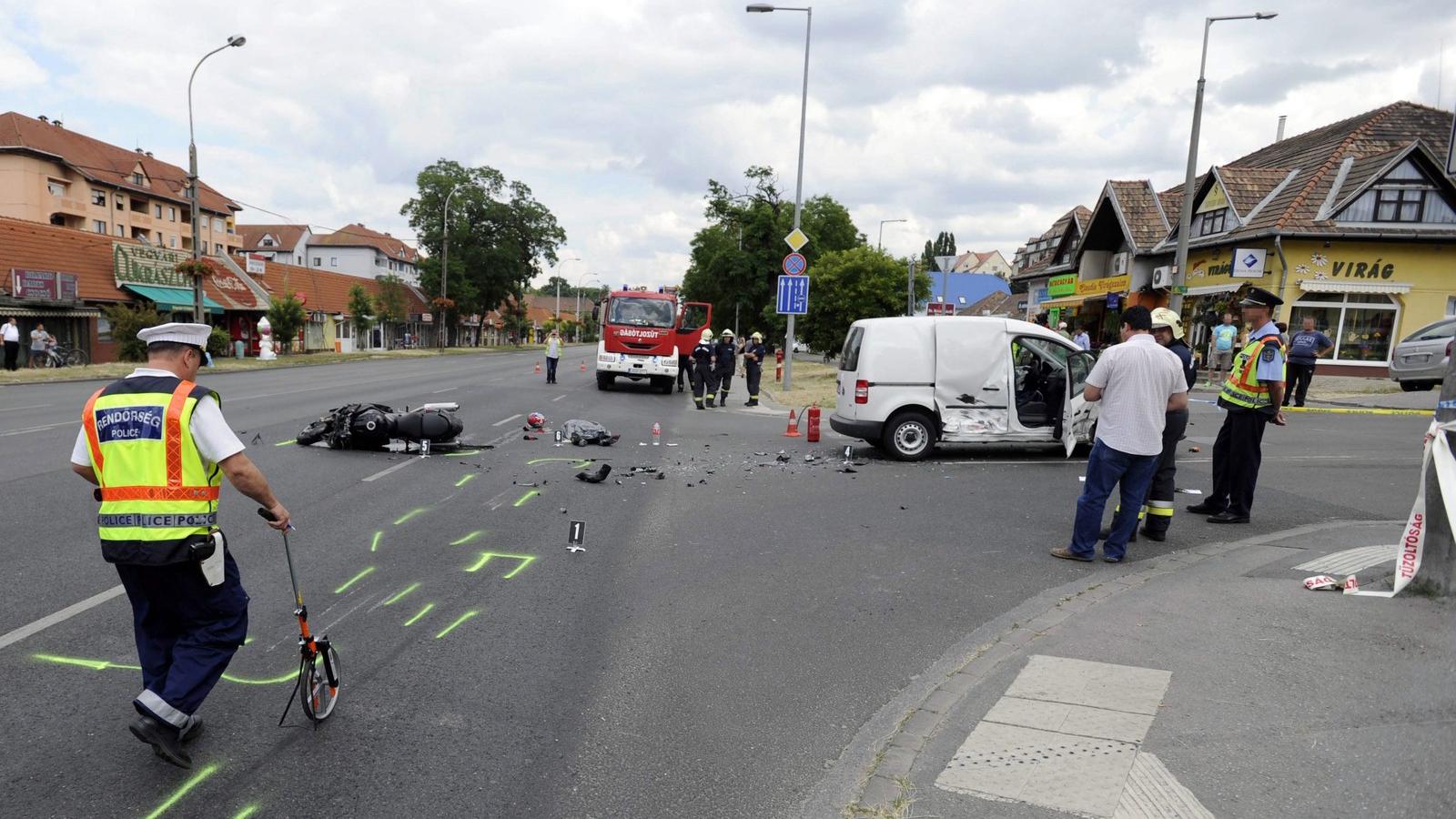 Helyszínelnek a főváros XVII. kerületében, ahol  meghalt egy motoros, miután egy kisteherautóval ütközött. MTI Fotó: Mihádák Zol