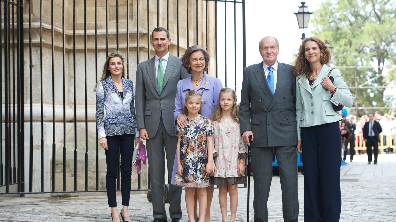 A királyi család tagjai (balról jobbra): Letizia hercegnő, Fülöp herceg, Zsófi a királyné, Zsófi a hercegnő, Leonor hercegnő, Já