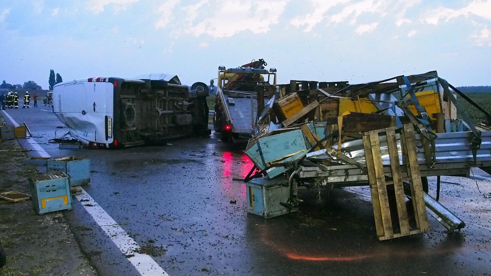 Összetört méhszállító ládák az M5-ös autópálya Budapest felé vezető oldalán, a 48-as kilométerszelvénynél. Fotó: Donka Ferenc/MT