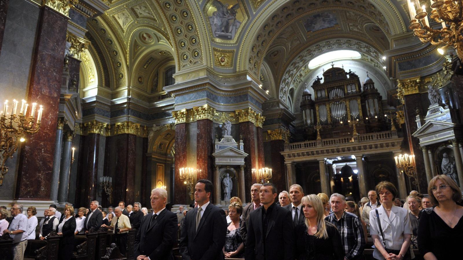 Balról Tarlós István főpolgármester, Kiss Norbert, az Emberi Erőforrások Minisztériumának helyettes államtitkára, és Dunai Antal