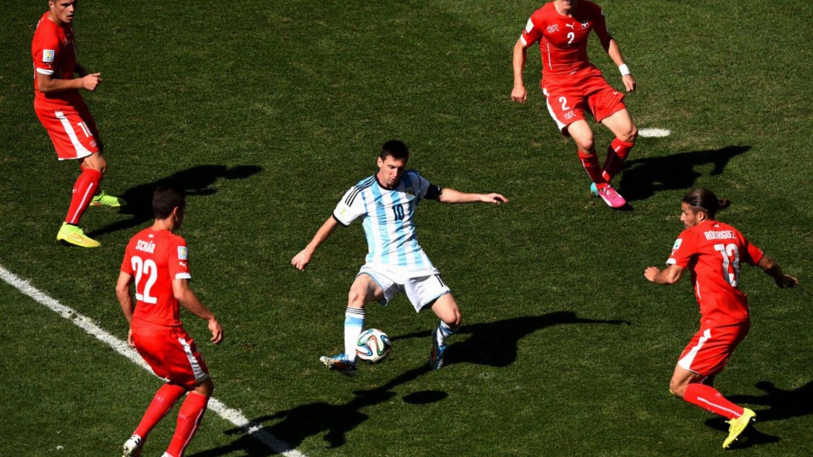 Argentína–Svájc 1-0 – hosszabbítás után
A vb-címre pályázó argentinok vezére, Lionel Messi ezúttal a mezőnyben tűnt fel elsősor