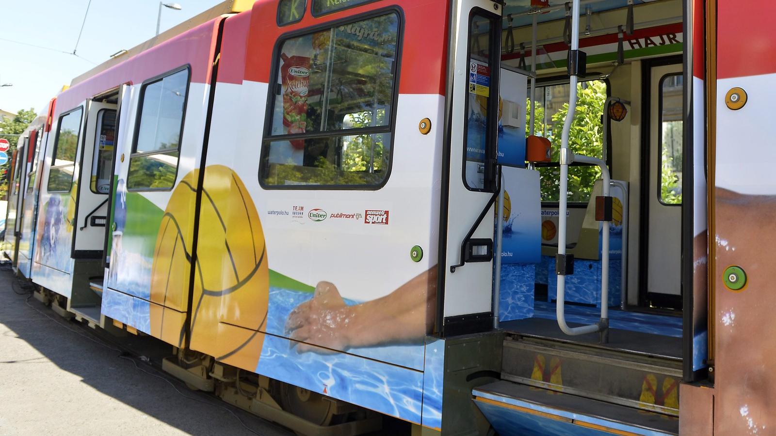 A közelgő budapesti vízilabda Európa-bajnokság alkalmából közlekedő szurkolói villamos a belvárosi Deák téren 2014. július 4-én.