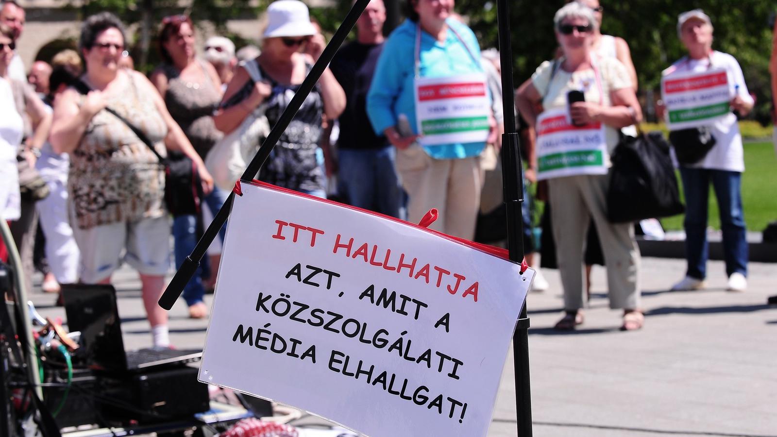 Míg a képviselők szavaztak, a Parlament előtt tüntettek a mentőcsomaggal elégedetlen devizahitelesek FOTÓ: VAJDA JÓZSEF