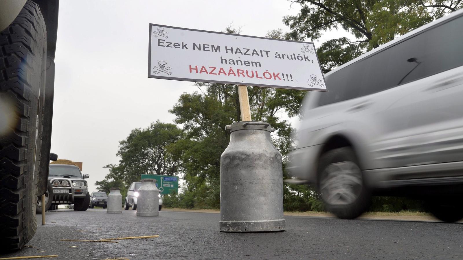 Útelzárásokkal tiltakoztak a tejtermelők. Fotó: Máthé Zoltán/MTI