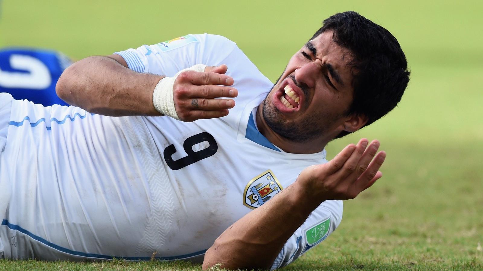 Suárez, a harapás után. Fotó: Matthias Hangst, Getty Images