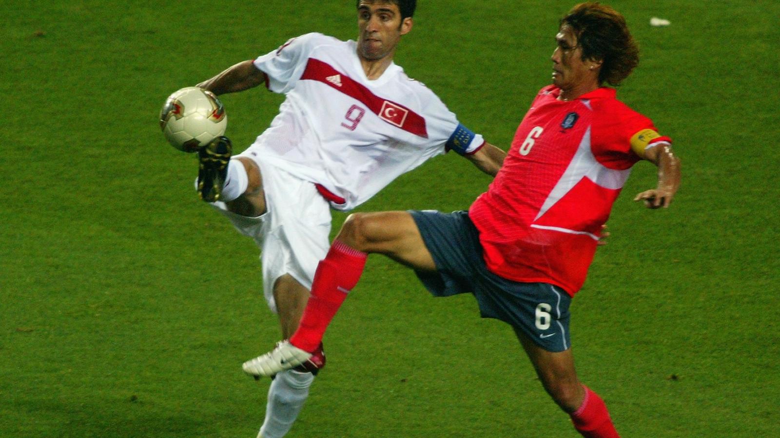 Hakan Sükür (balra) történelmet írt 2002-ben  Fotó: Gettyimages.