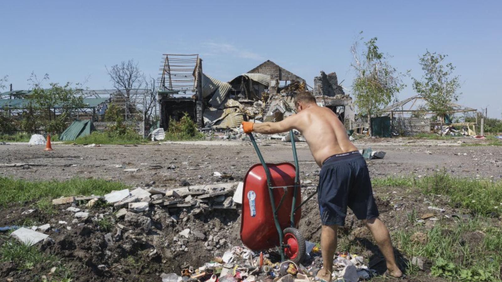 Romeltakarítás Szlavjanszkban a harcok után FOTÓ: EUROPRESS/GETTY IMAGES/ALVARO YBARRA ZAVALA