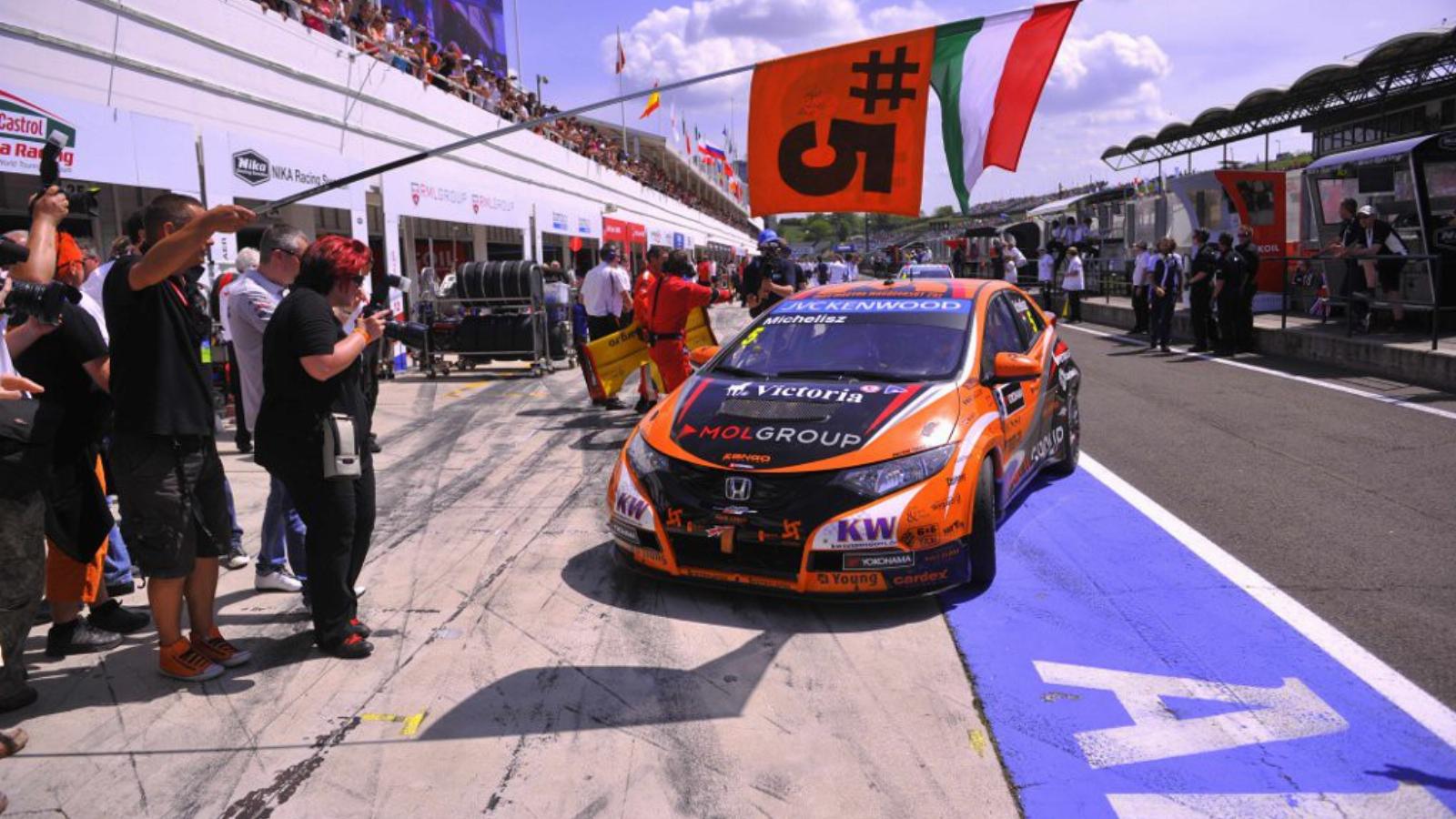 A magyar autósport egyik jelenlegi ékköve: Michelisz Norbert FOTÓ: BIELIK ISTVÁN