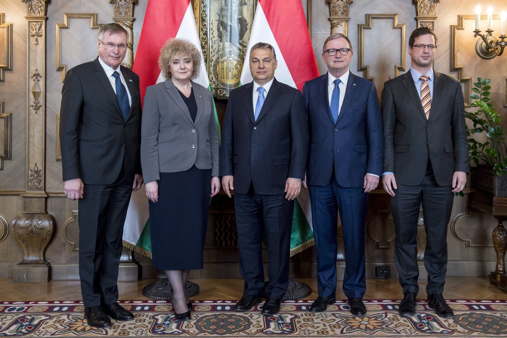 Orbán Viktor miniszterelnök, valamint Johannes Singhammer, a Bundestag alelnöke, Maria Koc, a lengyel szenátus alelnöke, Karlheinz Kopf, az osztrák parlament alelnöke és Gulyás Gergely, az Országgyűlés törvényalkotásért felelős fideszes alelnöke. MTI Fotó: Miniszterelnöki Sajtóiroda / Árvai Károly