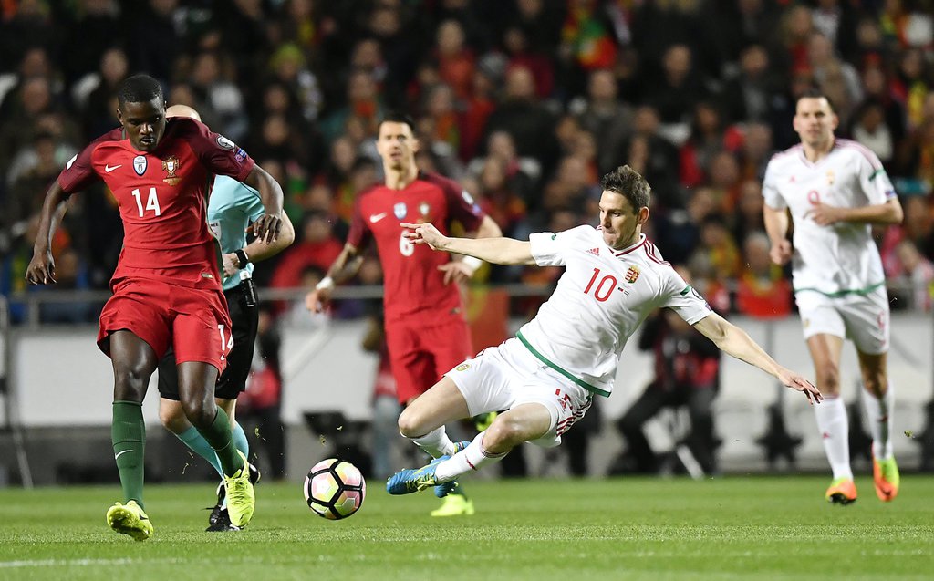 A portugál William Carvalho (b) és Gera Zoltán (k) a Portugália - Magyarország labdarúgó világbajnoki selejtezőmérkőzésen a lisszaboni Luz Stadionban 2017. március 25-én. MTI Fotó: Illyés Tibor