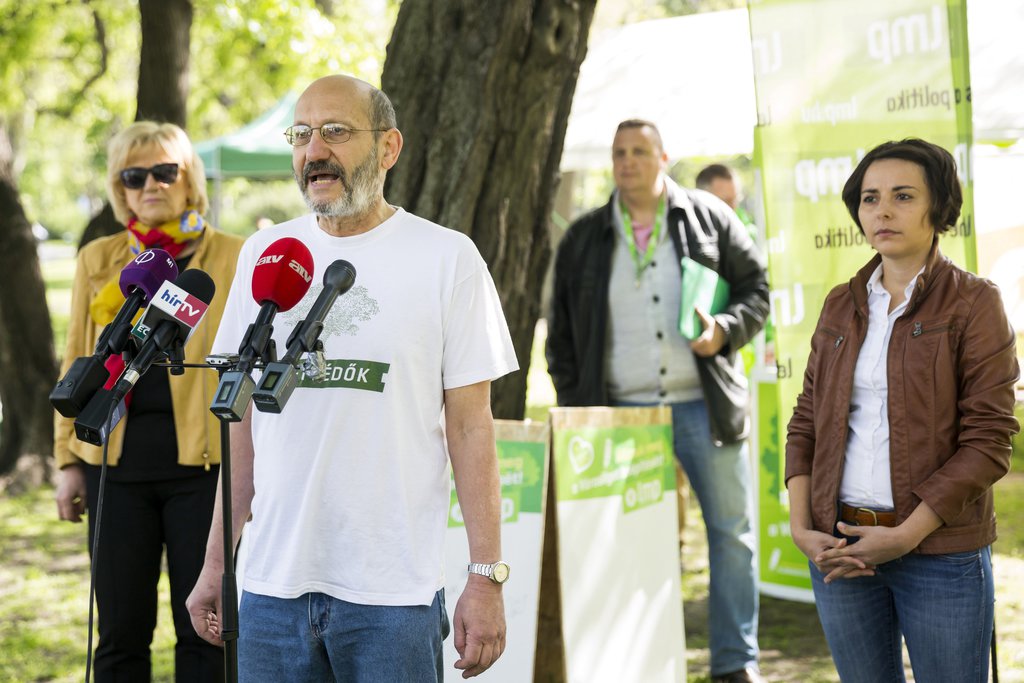 Schmuck Erzsébet, az LMP parlamenti frakcióvezető-helyettese, Moldován László VII. kerületi LMP-s képviselő és Jancsó Andrea országos elnökségi tag