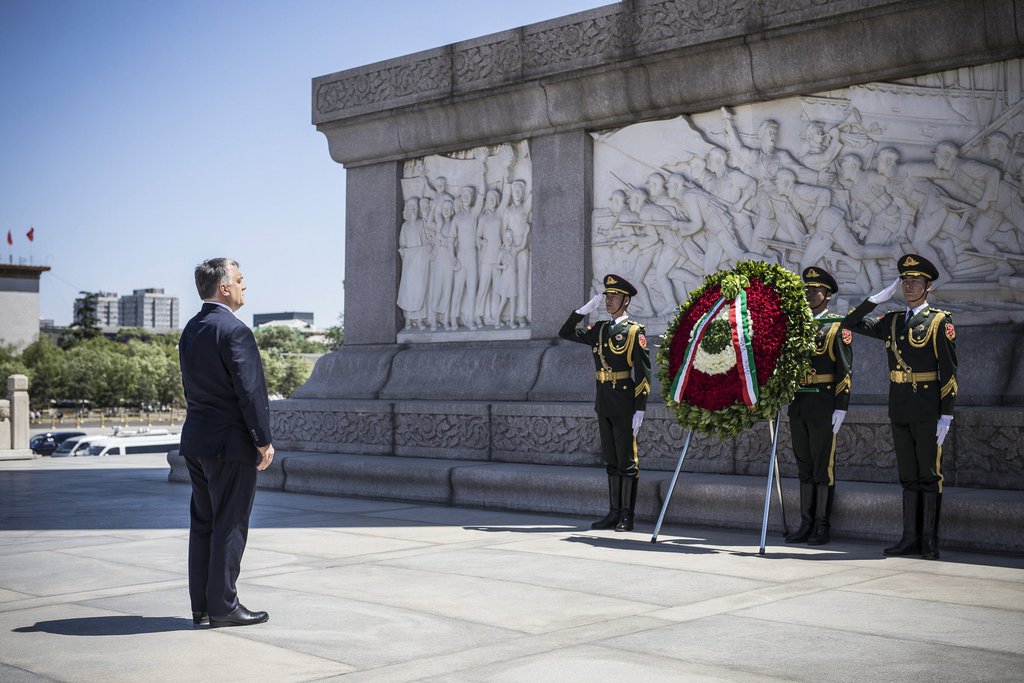 Orbán Viktor miniszterelnök koszorúz a pekingi Tienanmen téren 2017. május 13-án. MTI Fotó: Miniszterelnöki Sajtóiroda / Szecsődi Balázs