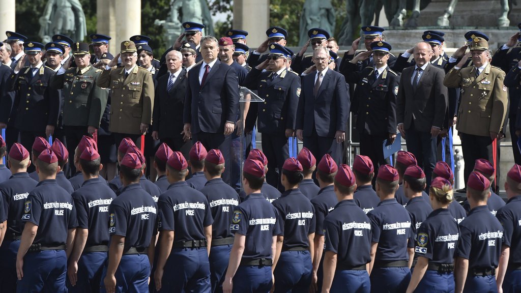 Orbán Viktor miniszterelnök, mellette Papp Károly országos rendőrfőkapitány , Pintér Sándor belügyminiszter , Simicskó István honvédelmi miniszter  és Benkő Tibor a honvédvezérkar főnöke  MTI Fotók: Máthé Zoltán