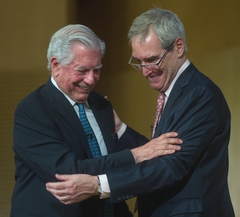 Michael Ignatieff (jobbra) a nyelv mágusaként mutatta be Mario Vargas Llosát