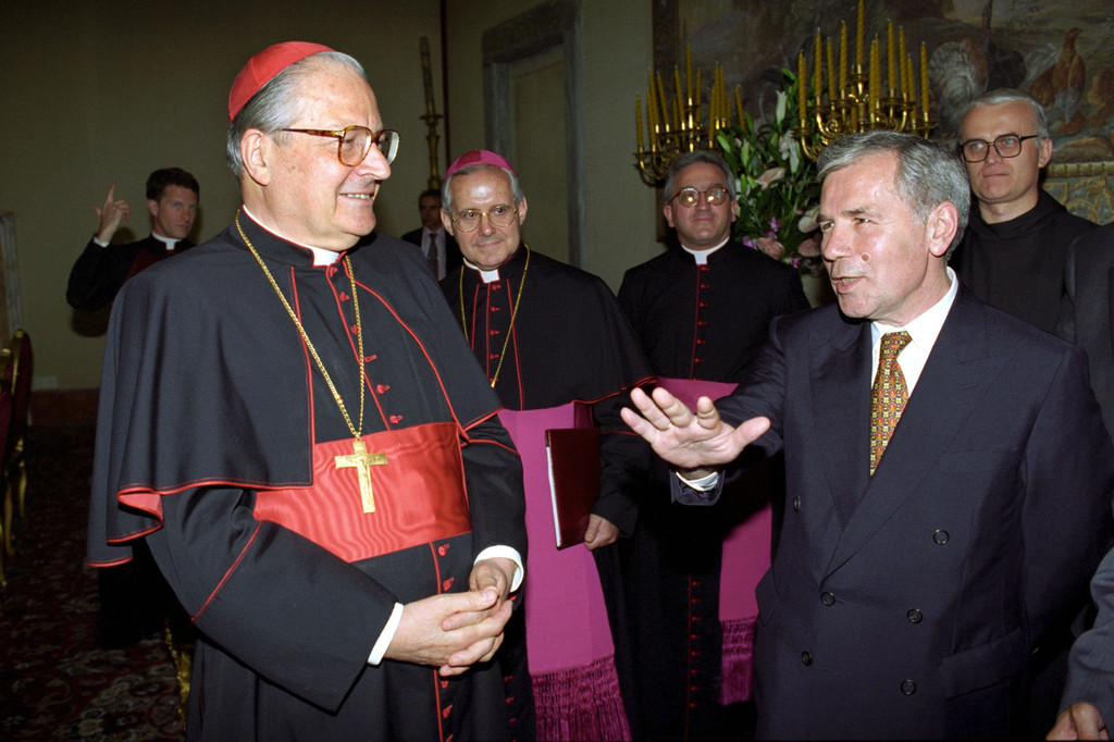 Angelo Sodano vatikáni bíboros-államtitkár és Horn Gyula aláírók: arra a szocialista miniszterelnök sem számíthatott, hogy a járadék összege a többszörösére emelkedik. MTI FOTÓ: Soós Lajos