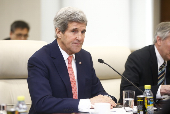 John Kerry amerikai külügyminiszter Párizsban egyeztet az ukrán helyzetről. Fotó: Diego Azubel-Pool/Getty Images