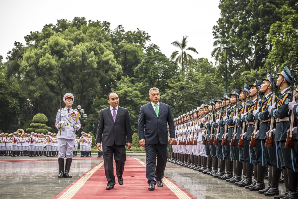 A Miniszterelnöki Sajtóiroda által közzétett képen Orbán Viktor miniszterelnököt  katonai tiszteletadással fogadják, mellette Nguyen Xuan Phuc vietnami kormányfő Hanoiban 2017. szeptember 25-én. MTI Fotó: Miniszterelnöki Sajtóiroda / Szecsődi Balázs