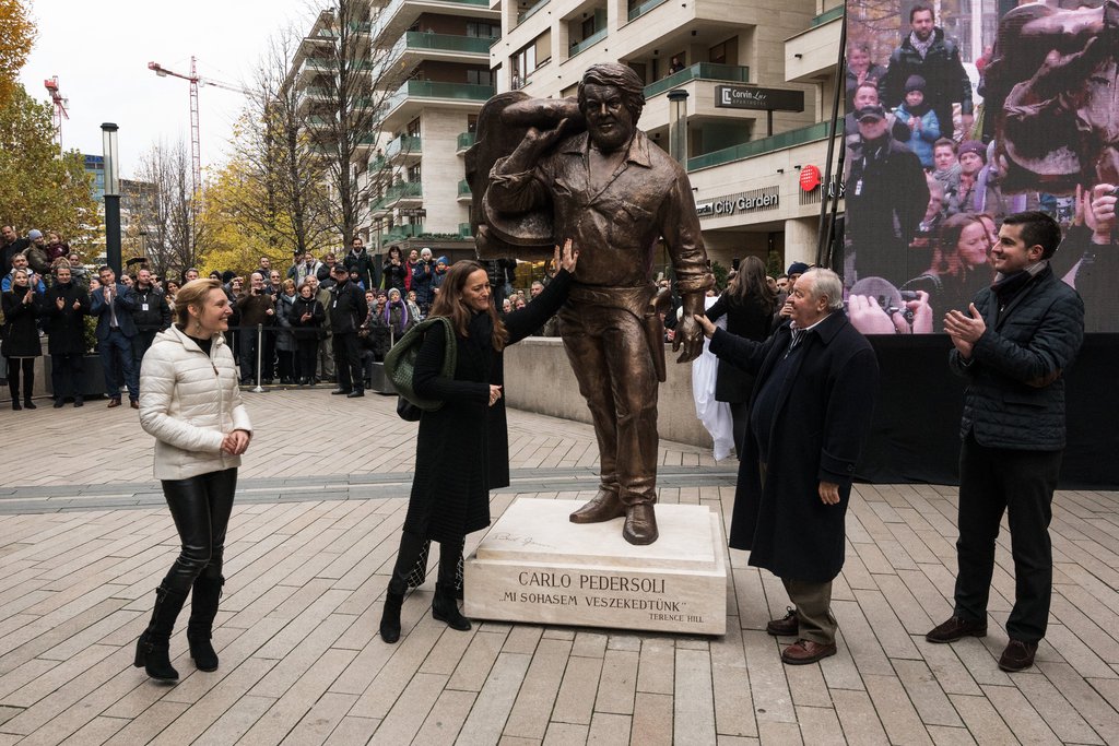 Kocsis Máté, Kárpáti György, Diamante Pedersoli (Diamy Spencer) Bud Spencer fiatalabbik lánya és Tasnádi Szandra szobrászművész alkotása, Bud Spencer, eredeti nevén Carlo Pedersoli olasz színész egész alakos bronzszobrának avatóünnepségén. Kárpáti György játszott az olasz válogatott játékosa, Carlo Pedersoli ellen.