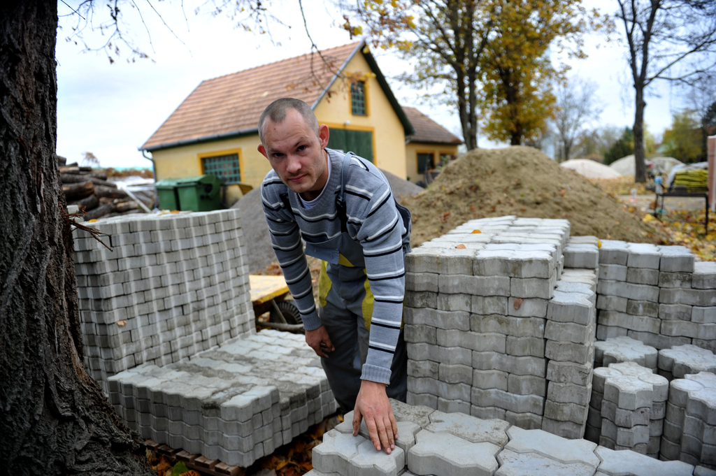 A férfi ak a betonlap- és viacolorgyártó üzemben dolgozhatnak.