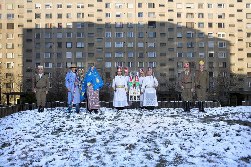 Betlehemesek a lakótelepen - Korniss Péter alkotása