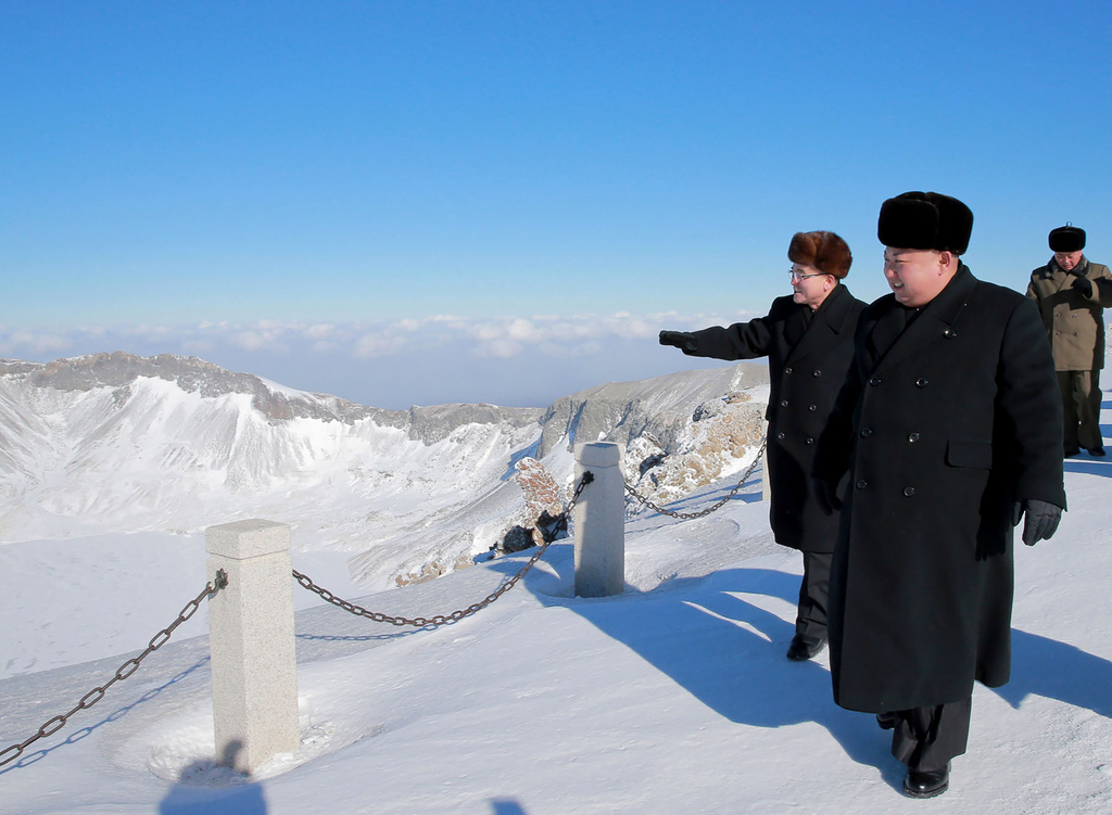 VARÁZSLATOS TELJESÍTMÉNY Kim Dzsong Un állítólag sík talpú bőrcipőben mászta meg a 2700 méter magas Pektu-hegyet - FOTÓ: AFP/KCNA