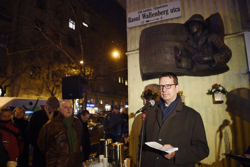 Niclas Trouvé, Svédország budapesti nagykövete beszédet mond Raoul Wallenberg emléktáblájánál tartott megemlékezésen a főváros XIII. kerületében 2018. január 17-én. MTI Fotó: Koszticsák Szilár