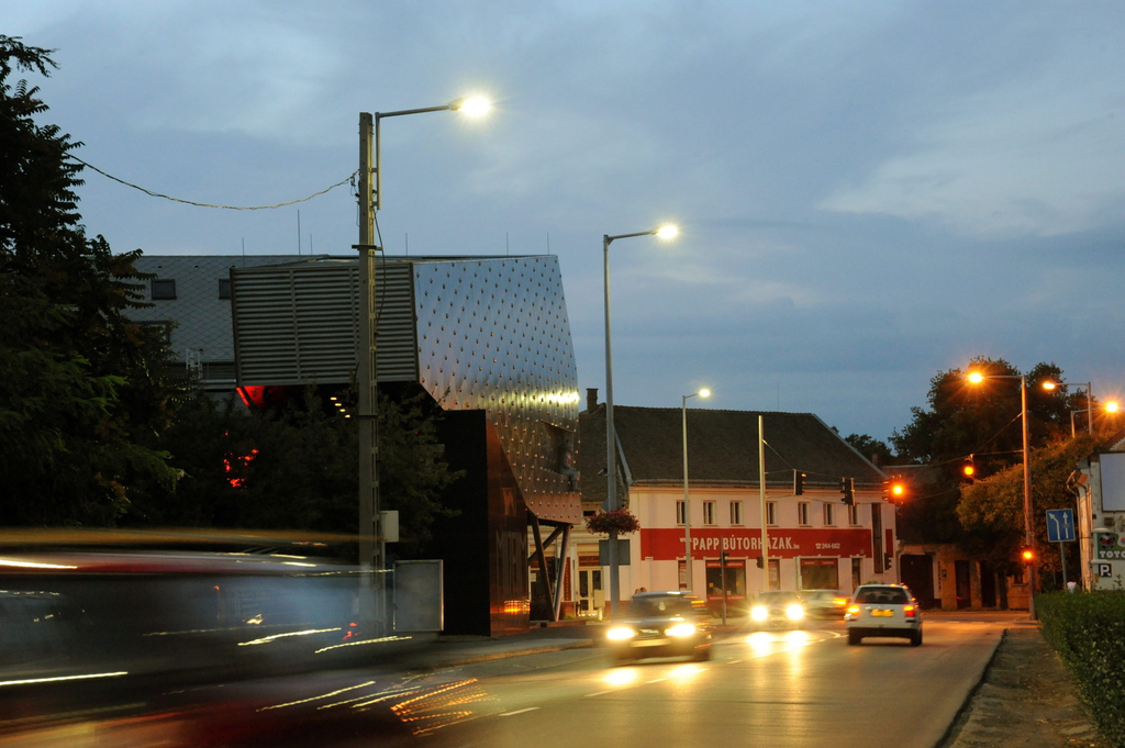 TAKARÉKOS? LED-es fényforrások és hagyományos nátriumégők a hódmezővásárhelyi Kaszap utcában 2011- ben FOTÓ: MTI/KELEMEN ZOLTÁN GERGELY