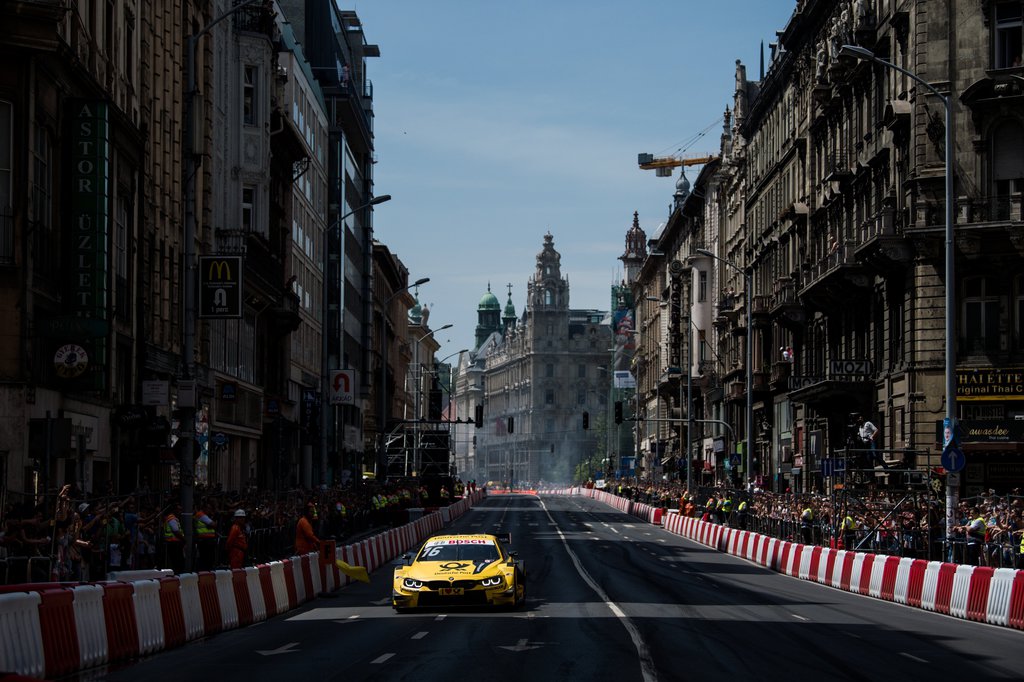 Timo Glock, a német túraautó-bajnokságban (DTM) szereplő BMW csapat német pilótája a Kossuth Lajos utcában MTI Fotó: Balogh Zoltán