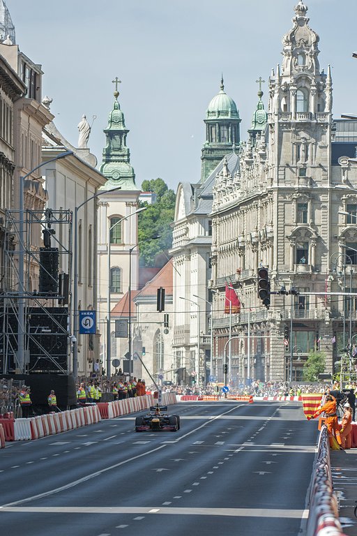 Max Verstappen, a Forma-1-es Red Bull csapat holland versenyzője a Kossuth Lajos utcában 2018. május 1-jén. MTI Fotó: Lakatos Péter