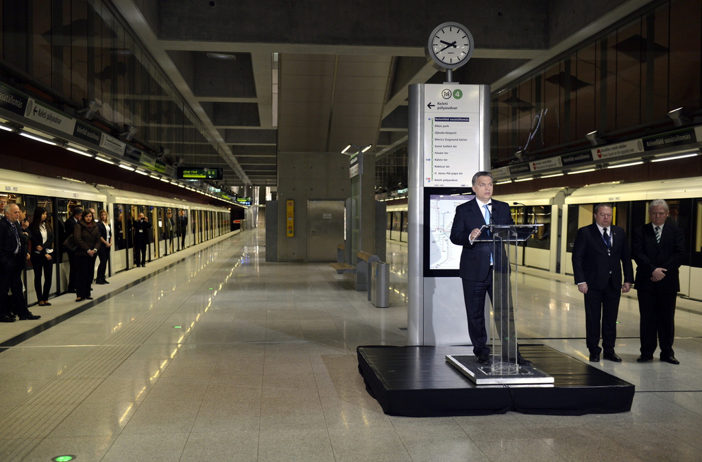 Orbán Viktor beszédet mond a 4-es metró avatásán Budapesten. Mellette Győri Gyula, a Nemzeti Közlekedési Hatóság elnöke (j2) és Tarlós István főpolgármester. Fotó: Beliczay László/MTI