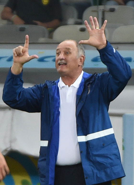 Scolari brazil szövetségi kapitány mutatja, mennyit kapott csapata