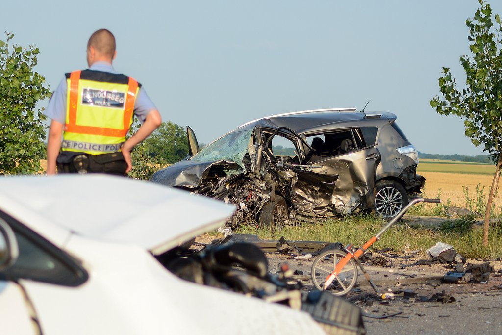 Az ütközésben a másik jármű is a felismerhetetlenségig roncsolódott Fotó: MTI/Donka Ferenc