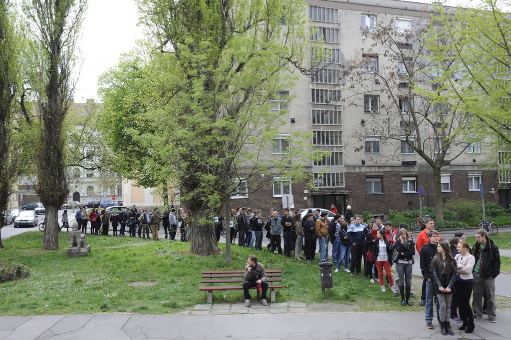 Nem szegedi lakcímű, átjelentkező szavazók álltak sorban - akár másfél órát is - a szegedi Tömörkény István Gimnázium előtt. Fotó: Kelemen Zoltán Gergely/MTI